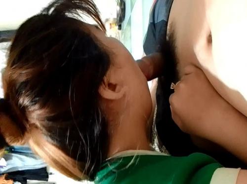 Dắt ghệ dâm về phòng trọ vừa vào đã lột quần bú cu